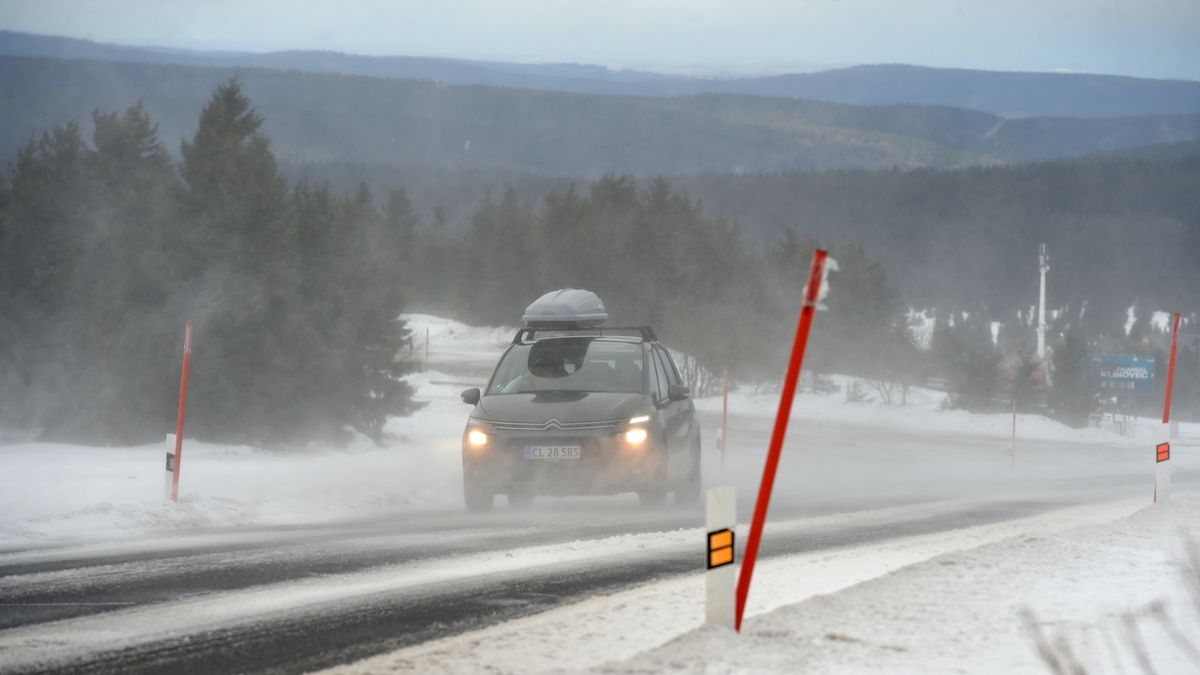 Silnice v Česku jsou po sněhových přeháňkách sjízdné, mnohde ale s opatrností